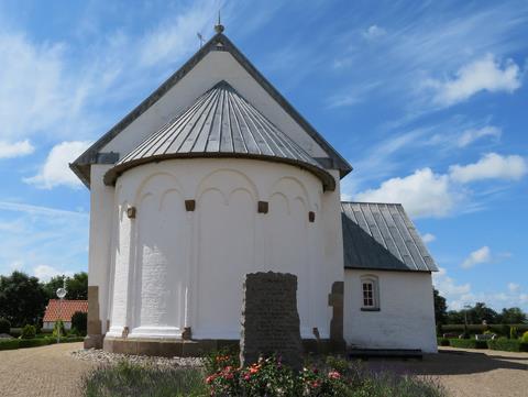 Mindesten for de faldne danskere i 1. Verdenskrig står ved Roager Kirke